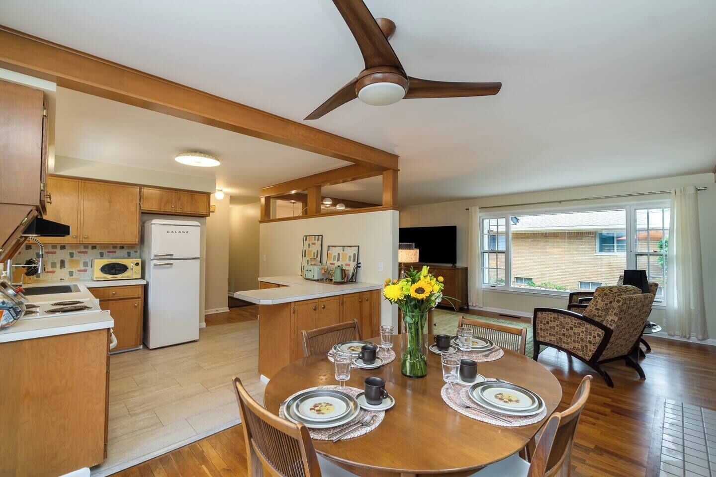 Refrigerador, microondas, horno y parrilla de estufa 