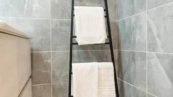 Doppia Classic | Dotazioni del bagno | Doccia, asciugacapelli, asciugamani, sapone