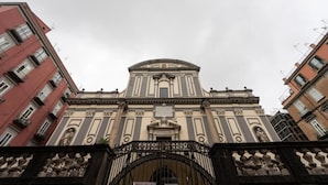A classical building with a central dome and a gated entrance. - Dimora Cinque Santi (Naples)
