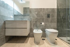 Classic Double Room | Bathroom | Shower, hair dryer, towels, soap - Dimora Cinque Santi (Naples)