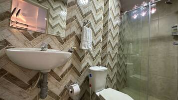 Habitación familiar doble de uso individual, 2 habitaciones | Baño | Ducha, artículos de higiene personal gratuitos, toallas y jabón