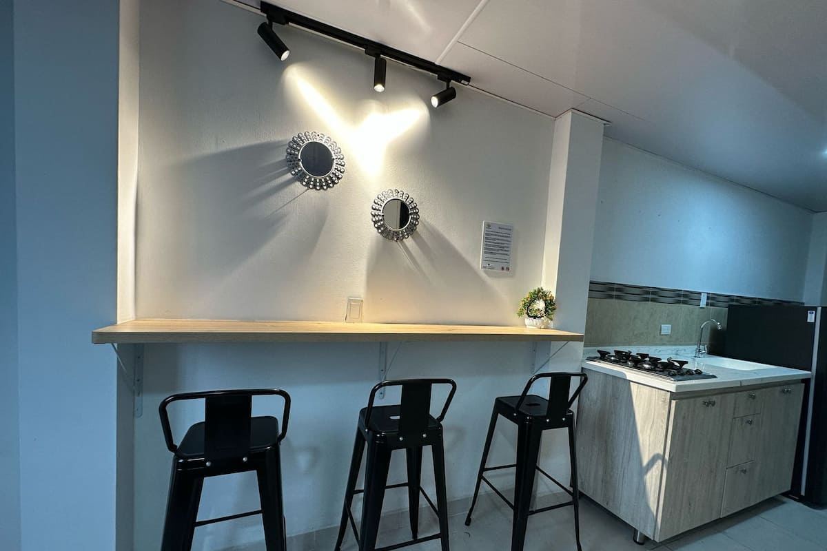 Quarto casal para família de uso individual, 2 quartos | Área de estar | TV
