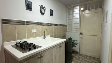 Habitación Deluxe con 2 camas individuales, 1 habitación | Cocina privada | Frigorífico pequeño y utensilios de cocina