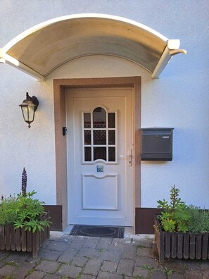 Exterior detail - House on the Rhine with mountain views (Sankt Goarshausen)