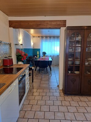 Fridge, microwave, oven, stovetop - House on the Rhine with mountain views (Sankt Goarshausen)