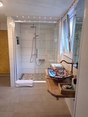 Dusche, Haartrockner, Handtücher, Seife