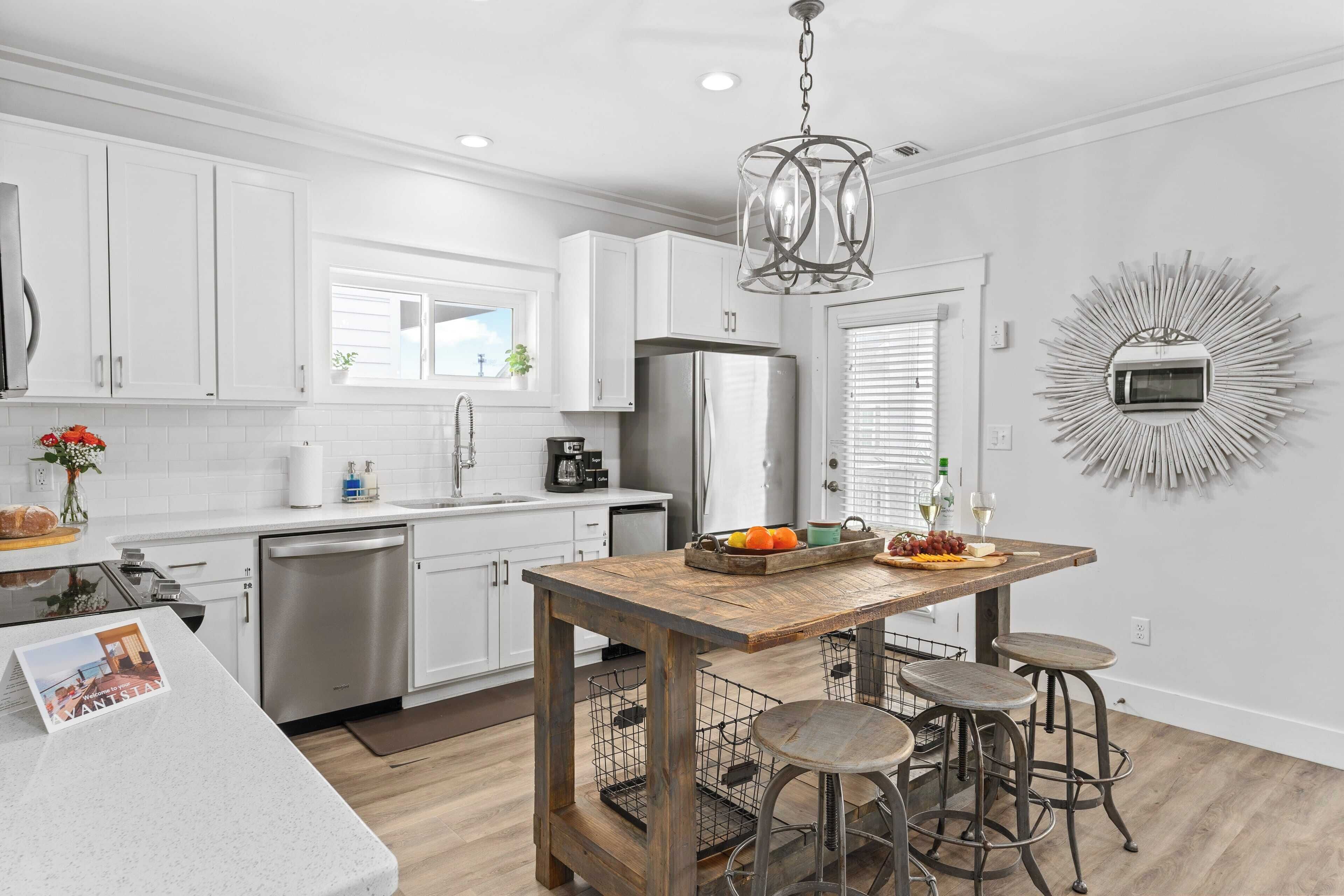 House (6 Bedrooms) | Private kitchen | Fridge, microwave, oven, stovetop