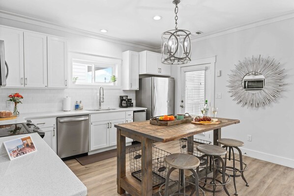 Casa (6 Bedrooms) | Cozinha privada | Geladeira, micro-ondas, fogão, cooktop