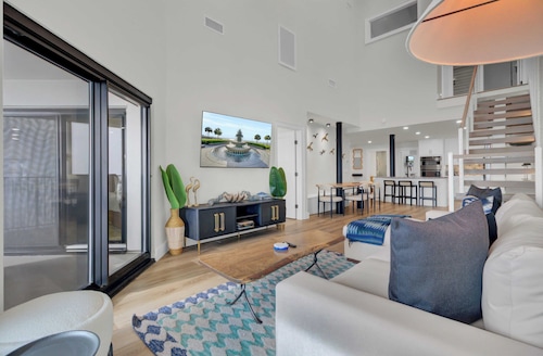 516 Seascape Oceanfront Condo With Pool Access in Wild Dunes