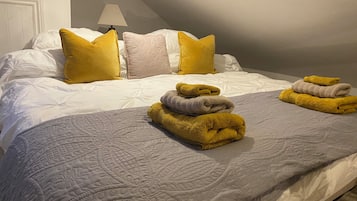 6 bedrooms, iron/ironing board, WiFi, bed sheets