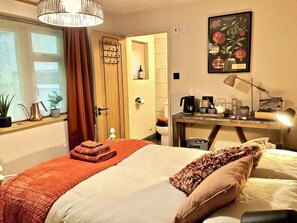 6 bedrooms, iron/ironing board, WiFi, bed sheets - Walnut Farm, Kingscote, Cotswolds - Unique farm stay (Kingscote)