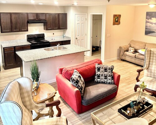 3 Bed Home 5 Mins to JAX Airport & Zoo