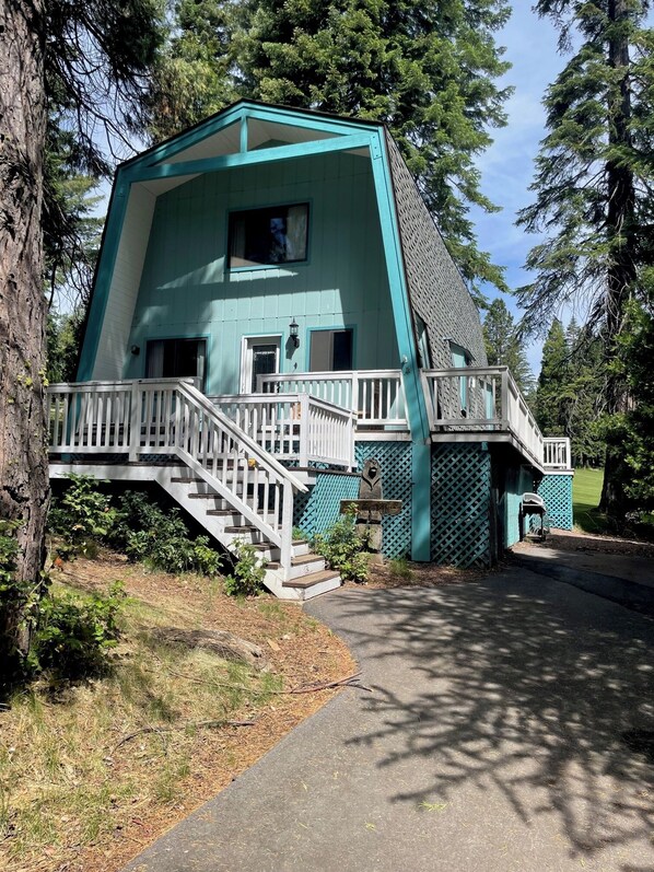 Exterior - Welcoming 2-bedroom cabin in Lake Almanor Country Club on the golf course (Lake Almanor Country Club)