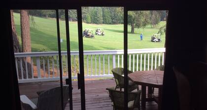 Welcoming 2-bedroom cabin in Lake Almanor Country Club on the golf course