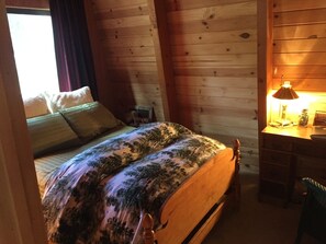 2 bedrooms, iron/ironing board, WiFi - Welcoming 2-bedroom cabin in Lake Almanor Country Club on the golf course (Lake Almanor Country Club)