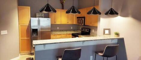 冷蔵庫、電子レンジ、オーブン、コンロ