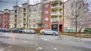 Un edificio residenziale a più piani con un parcheggio.