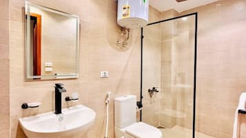 Combined shower/bathtub, towels, soap, shampoo