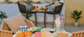 Plaza Pyramids View Inn 