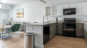 Réfrigérateur, tables à manger