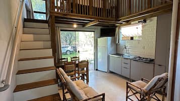 Deluxe-chalet | Yksityinen keittiö | Jääkaappi, liesi, keittoastiat/astiat/ruokailuvälineet, ruokailupöytä