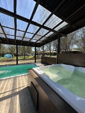 Outdoor spa tub - Pousada Cardoso Surf Camping - Laguna - SC (Laguna)