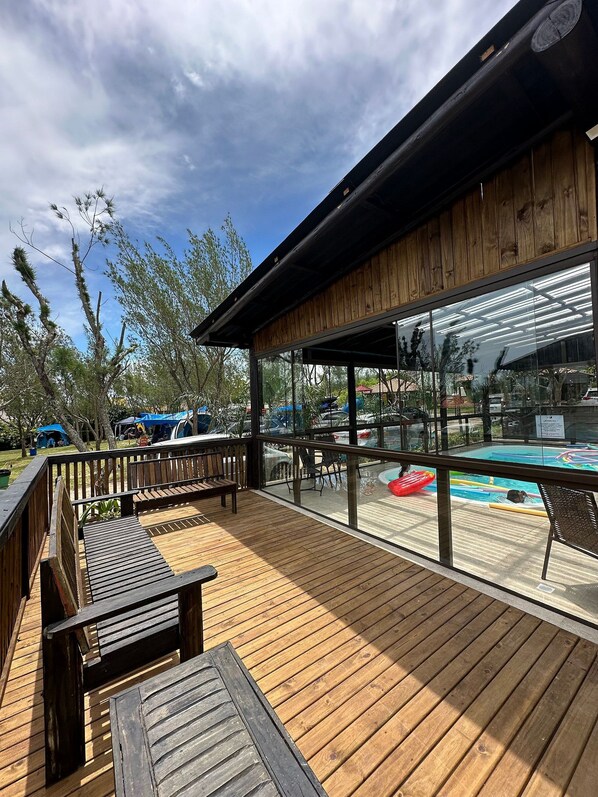 Piscine couverte, piscine extérieure, parasols de plage, chaises longues
