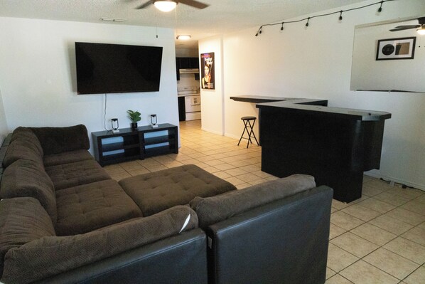 Smart TV - Warm and cozy yet very spacious 4- bedroom home in Lubbock (Lubbock)
