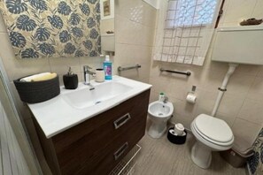 Ducha, secador de pelo, bidet, toallas