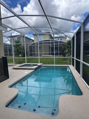 Una piscina al aire libre, una piscina climatizada