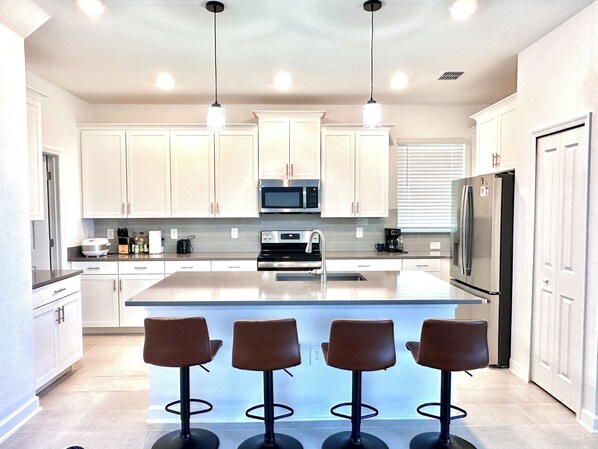 Fridge, microwave, oven, stovetop - Spacious 5-bed 5-Bath house in famous ChampionsGate near Disney (Davenport)