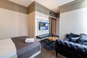 Estudio básico, vista a la ciudad | Área de sala de estar