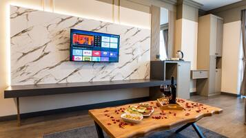 Family Quadruple Room, City View | Living area