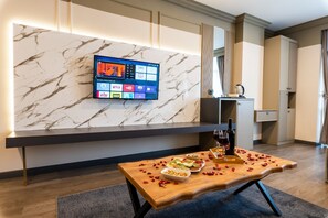 Habitación cuádruple familiar, vista a la ciudad | Área de sala de estar