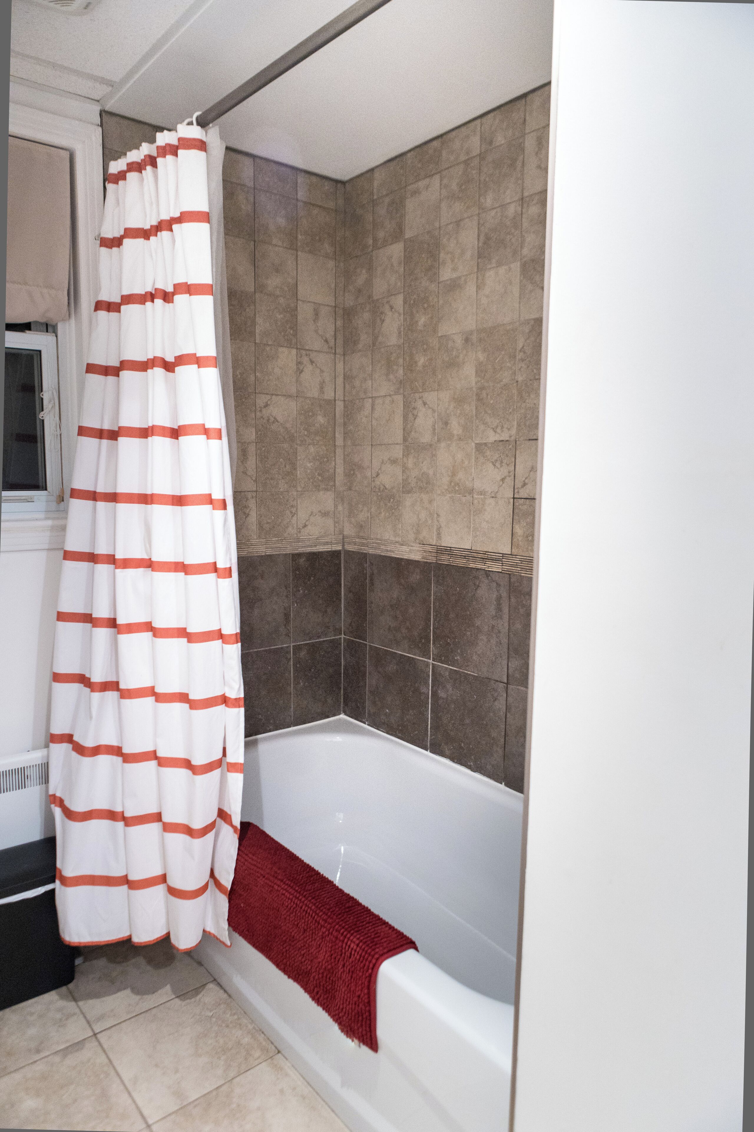 Bañera de hidromasaje, secador de pelo, bidé y toallas