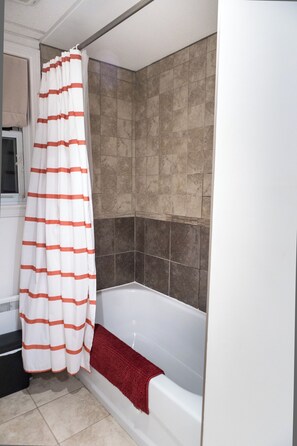 Baignoire à jets, sèche-cheveux, bidet, serviettes fournies