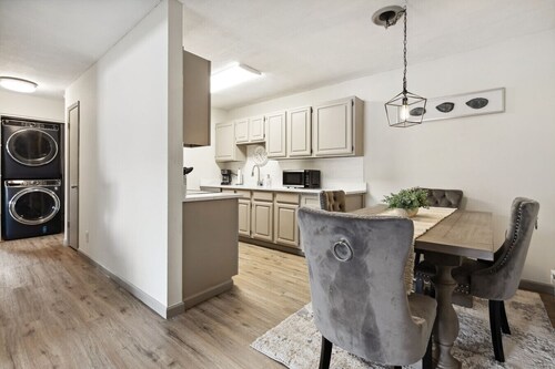 Newly Remodeled Condo Close to Lifts and Bus Stops