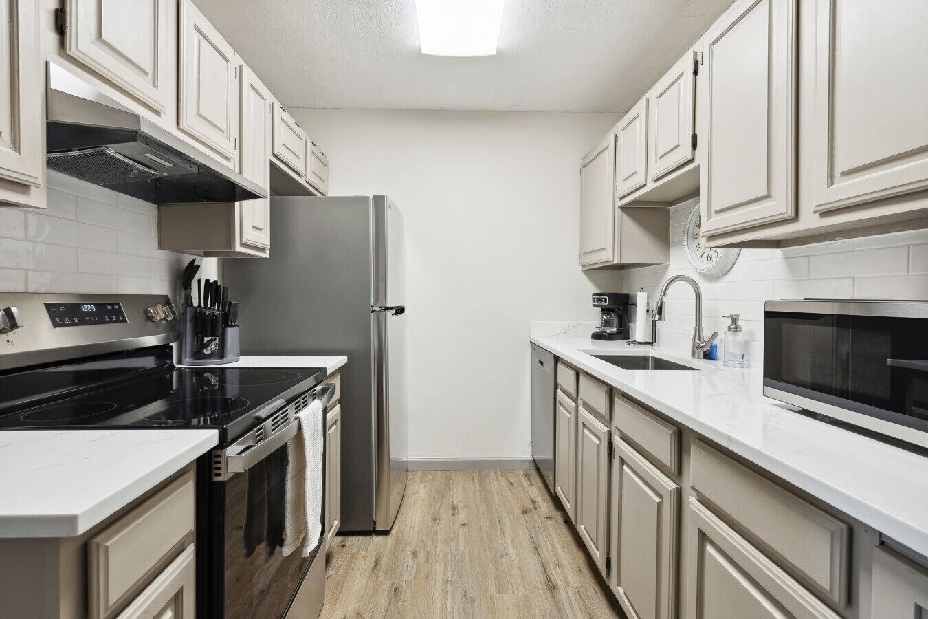 Kjøleskap, mikrobølgeovn, ovn og kokeplater