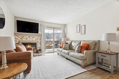 Newly Remodeled Condo Close to Lifts and Bus Stops