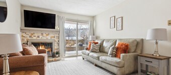 Newly Remodeled Condo Close to Lifts and Bus Stops