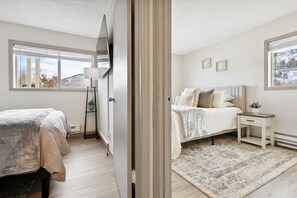 2 bedrooms, travel crib, free WiFi, bed sheets