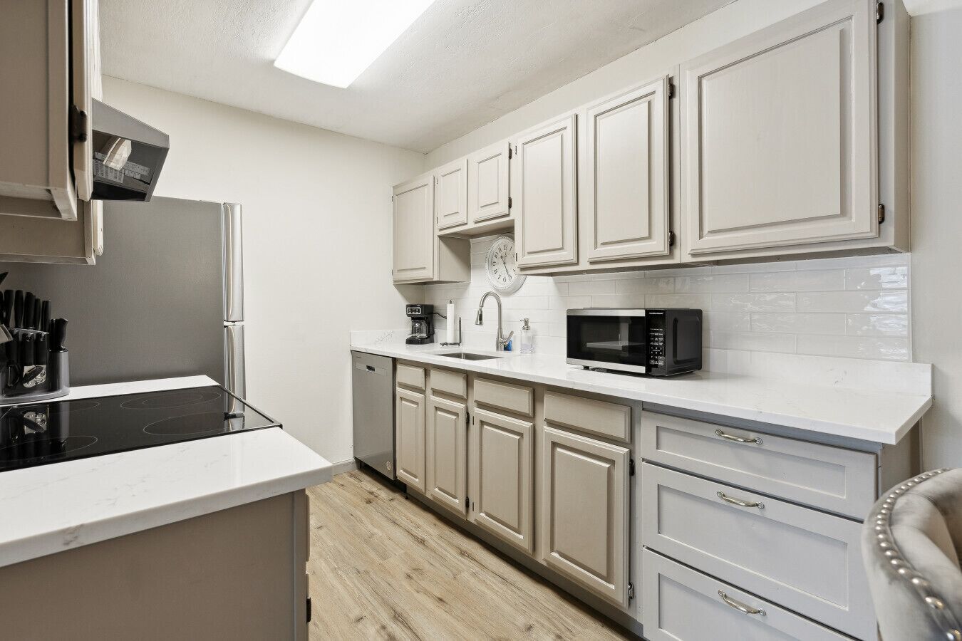 Geladeira, micro-ondas, fogão, cooktop