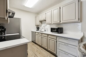 Frigorifero, microonde, forno, piano cottura