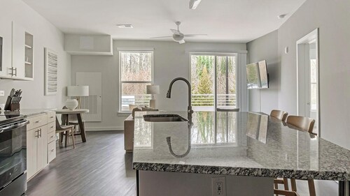 Landing | Chic 1BD, Gym, Game Room