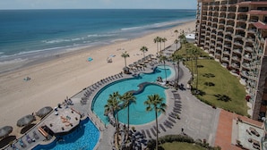 A resort with a large pool, beach, and ocean view. - Casa Frida Massive Condo Sleeps up to 12! (Puerto Peñasco)