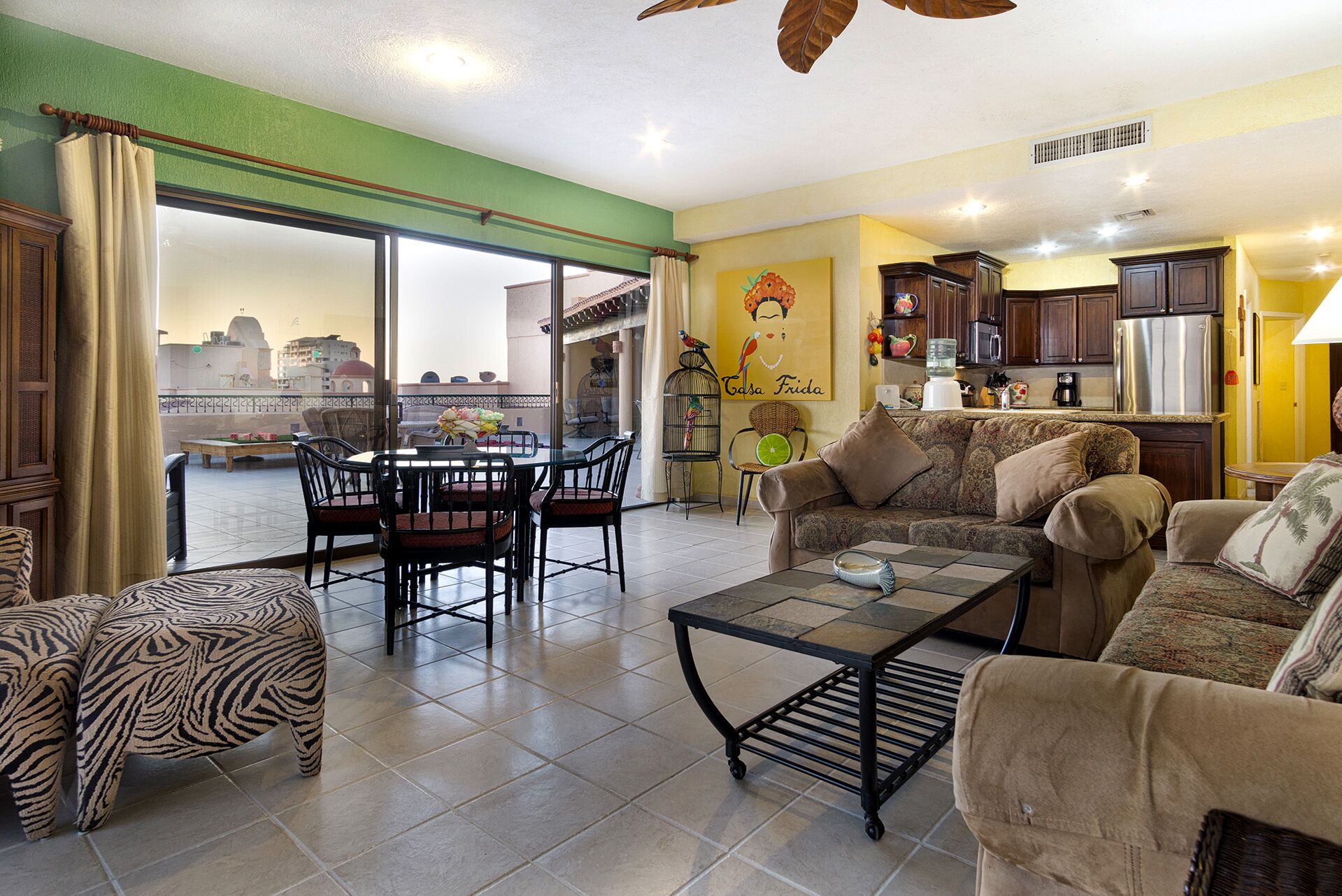 Apartamento, varias camas, balcón, vistas al mar (907) | Zona de estar | Una estación de conexión para MP3