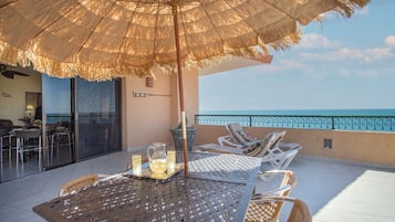 Bloc d'apartaments, diversos llits, balcó, vistes a l'oceà (907) | Servei de restauració a l'aire lliure