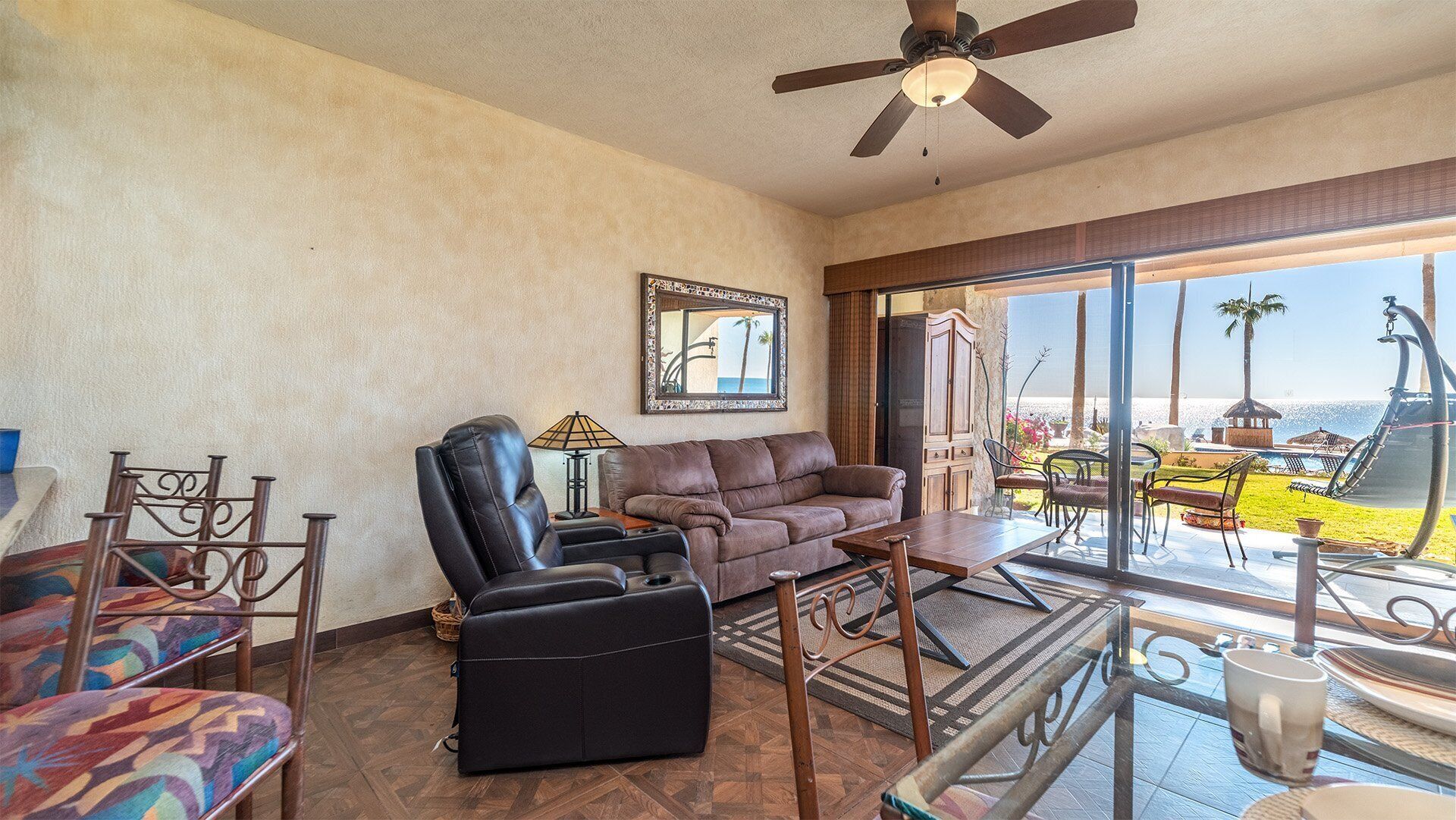 Διαμέρισμα (Condo), 1 King Κρεβάτι, Μπαλκόνι, Θέα στη Θάλασσα (110) | Περιοχή καθιστικού | Σταθμό υποδοχής για συσκευές MP3