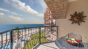 Condo, 1 Katil Raja (King) dengan Katil Sofa, Balcony, Ocean View (510) | Tempat makan luar