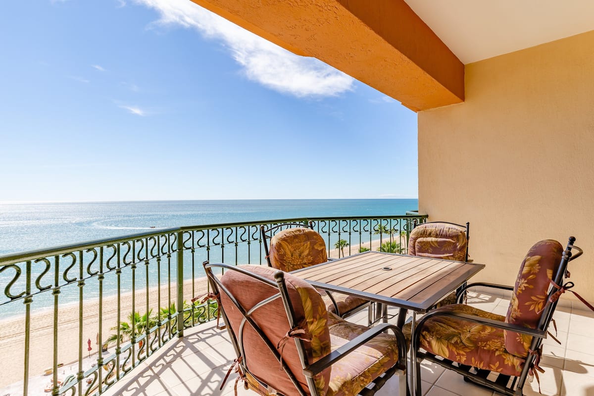 Condo, 1 cama King size y sofá cama, balcón, vista al océano (609) | Restaurante al aire libre